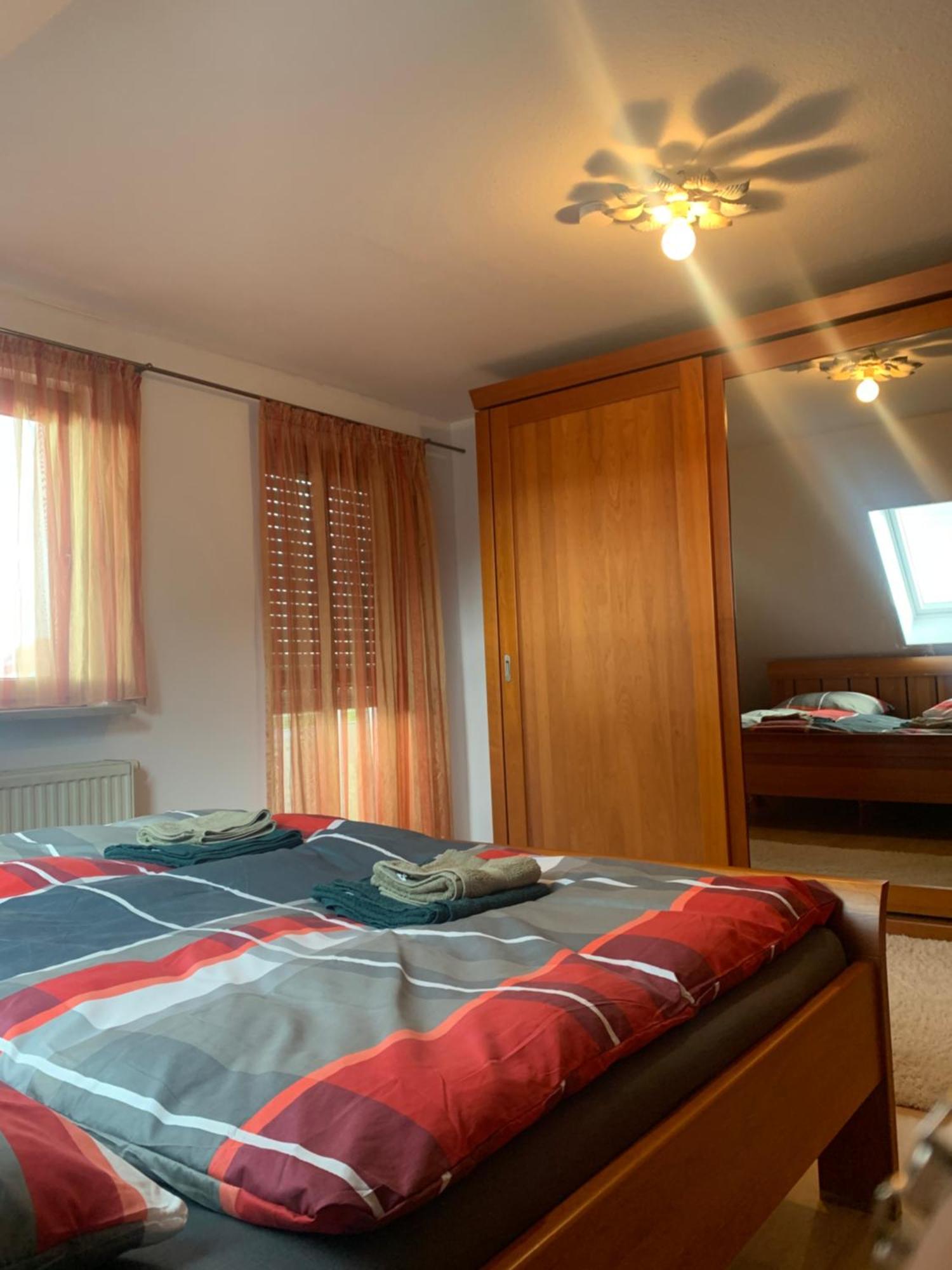 Sonniges Dachzimmer Feucht Bagian luar foto
