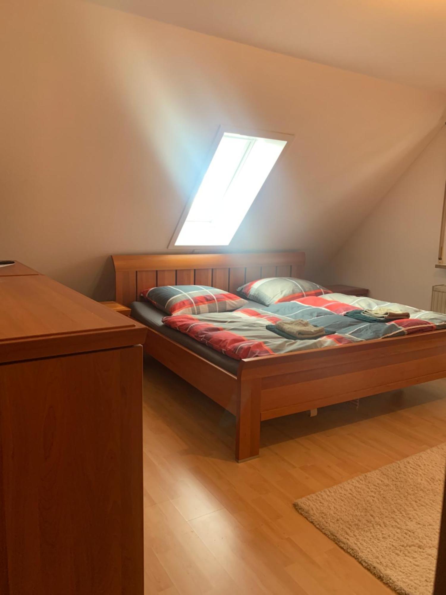 Sonniges Dachzimmer Feucht Bagian luar foto